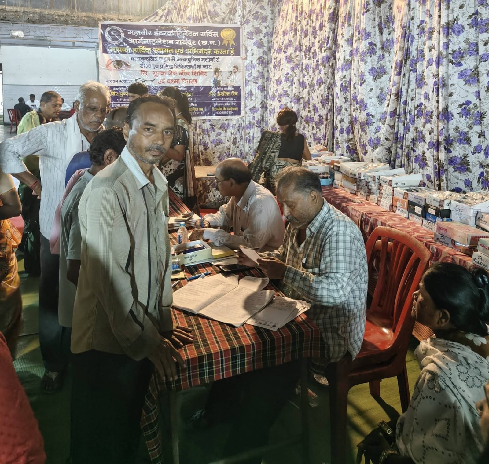 'Seva Sankalp Abhiyan' Service Pledge Campaign held on Prime Minister Narendra Modi's birthday; 218 people received free spectacles. The Shri Vishwakarma Samaj and Mahavir Intercontinental Service Organization organized a free eye check-up and spectacle distribution camp. Attendees included Lokesh Kavadia, Chairman of the Chhattisgarh Divyangjan Finance and Development Corporation, and Prafulla Vishwakarma, Chairman of the Chhattisgarh Iron Craftsmen Development Board. Raipur, Chhattisgarh – Khabargali.