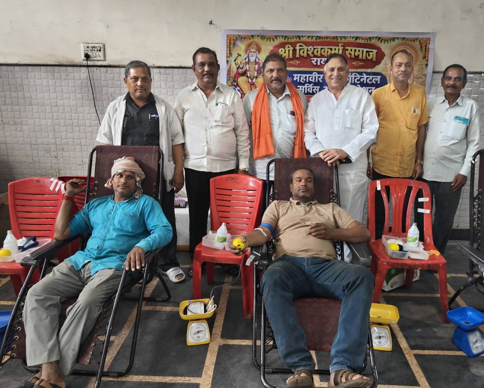 'Seva Sankalp Abhiyan' Service Pledge Campaign held on Prime Minister Narendra Modi's birthday; 218 people received free spectacles. The Shri Vishwakarma Samaj and Mahavir Intercontinental Service Organization organized a free eye check-up and spectacle distribution camp. Attendees included Lokesh Kavadia, Chairman of the Chhattisgarh Divyangjan Finance and Development Corporation, and Prafulla Vishwakarma, Chairman of the Chhattisgarh Iron Craftsmen Development Board. Raipur, Chhattisgarh – Khabargali.