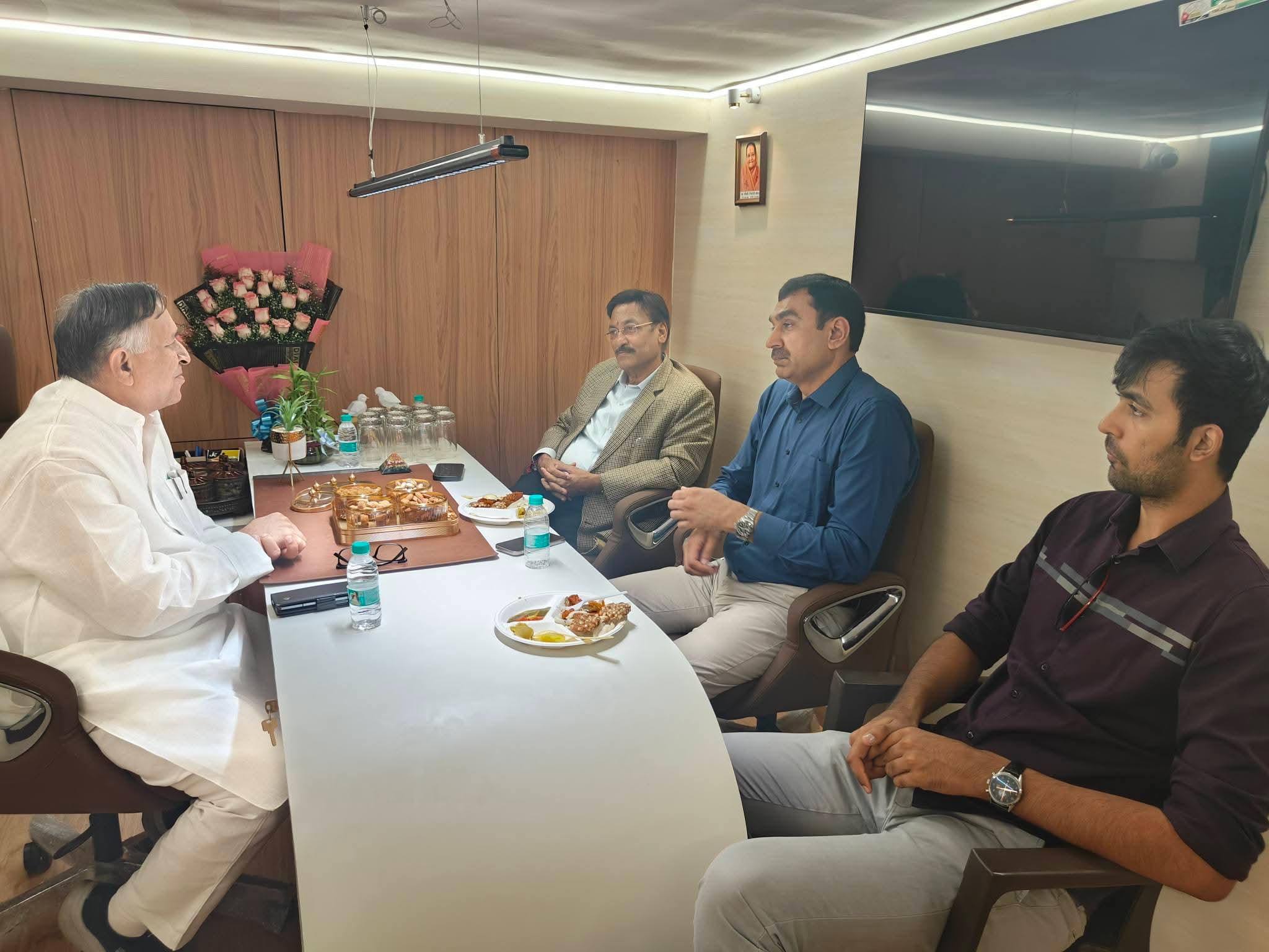 Raipur Railway Station, Shubh Rasoi Raipur, Raipur Junction, Vegetarian Food, Satvik Food, Chhattisgarh Handicapped Finance and Development Corporation Chairman Lokesh Kavadiya, Platform No. 1, Director, Hiralal, Pankaj Kumar Bothra, Vikas Kumar, Chirag and Kavya Jain, Raipur, Chhattisgarh, Khabargali