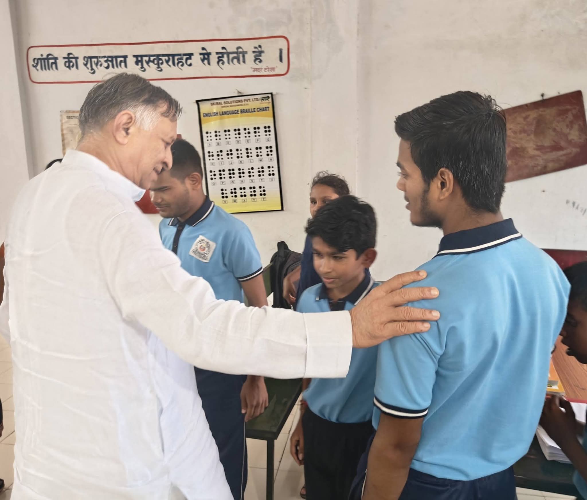 Kabirdham, School for Visually and Hearing Impaired, Singhanpuri, Chhattisgarh Handicapped Finance and Development Corporation Chairman Lokesh Kavadiya met the disabled children, took stock of the school's arrangements, Khabargali