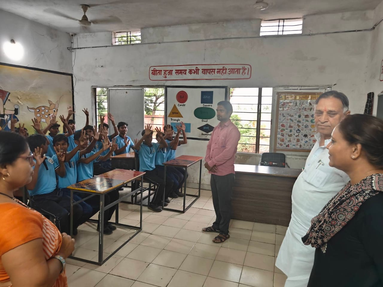Kabirdham, School for Visually and Hearing Impaired, Singhanpuri, Chhattisgarh Handicapped Finance and Development Corporation Chairman Lokesh Kavadiya met the disabled children, took stock of the school's arrangements, Khabargali