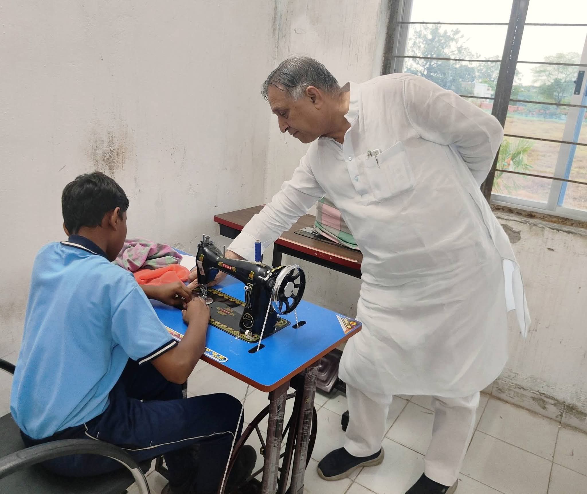 Kabirdham, School for Visually and Hearing Impaired, Singhanpuri, Chhattisgarh Handicapped Finance and Development Corporation Chairman Lokesh Kavadiya met the disabled children, took stock of the school's arrangements, Khabargali