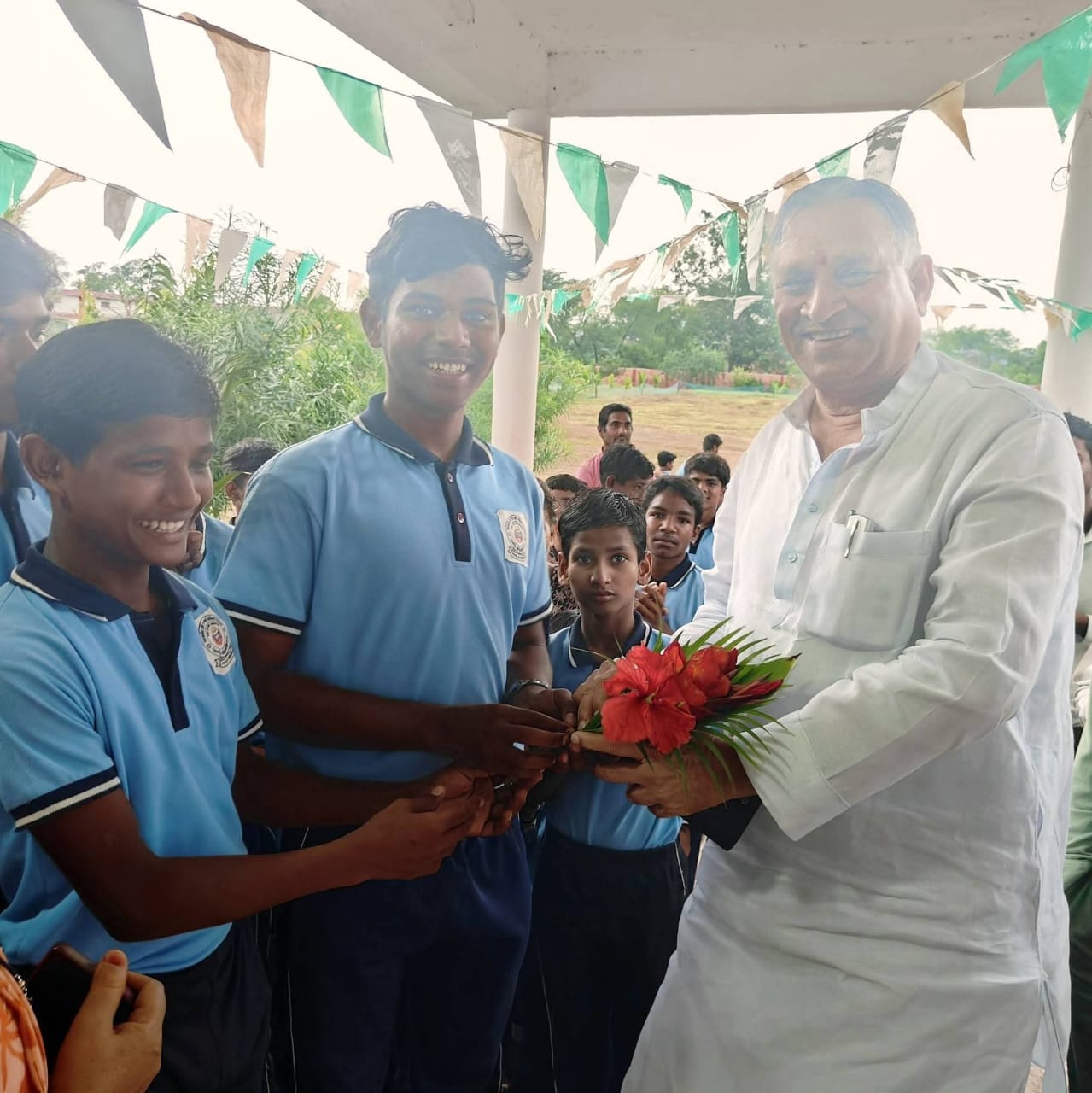Kabirdham, School for Visually and Hearing Impaired, Singhanpuri, Chhattisgarh Handicapped Finance and Development Corporation Chairman Lokesh Kavadiya met the disabled children, took stock of the school's arrangements, Khabargali