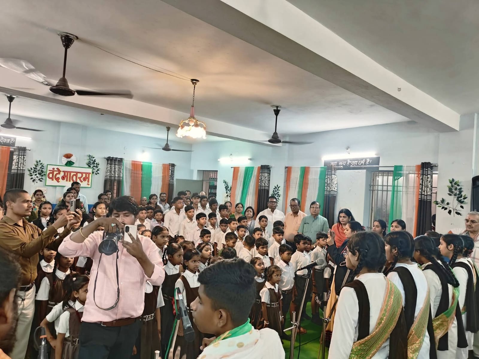 Mass rendition of Vande Mataram, Raipur News, Deputy Chief Minister Arun Sao, Lokesh Kavadia Chairman of the Chhattisgarh Divyangjan Finance and Development Corporation, Saraswati Shishu Mandir Raipur, 151 years of Vande Mataram, Guinness World Record, Chhattisgarh News, Khabargali