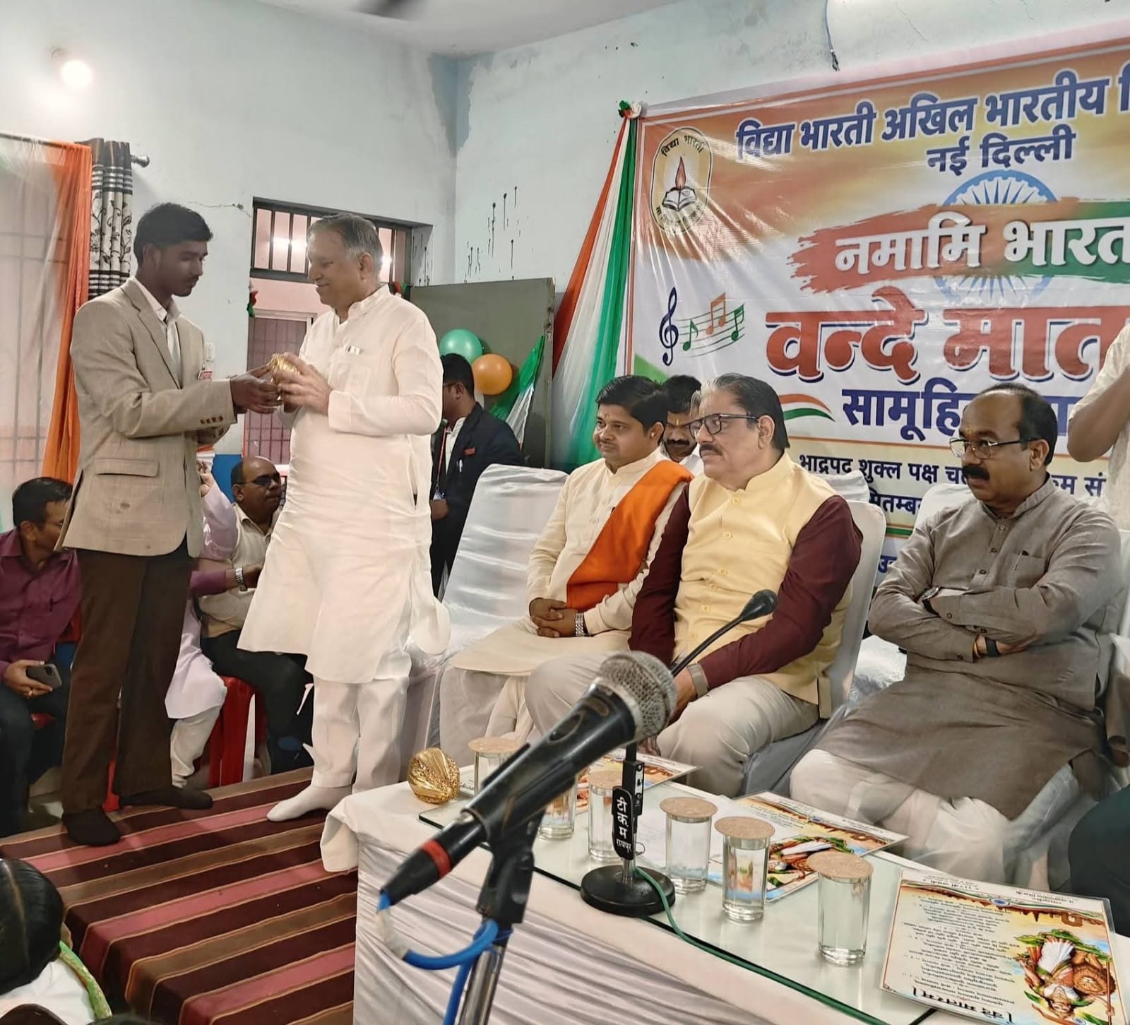 Mass rendition of Vande Mataram, Raipur News, Deputy Chief Minister Arun Sao, Lokesh Kavadia Chairman of the Chhattisgarh Divyangjan Finance and Development Corporation, Saraswati Shishu Mandir Raipur, 151 years of Vande Mataram, Guinness World Record, Chhattisgarh News, Khabargali