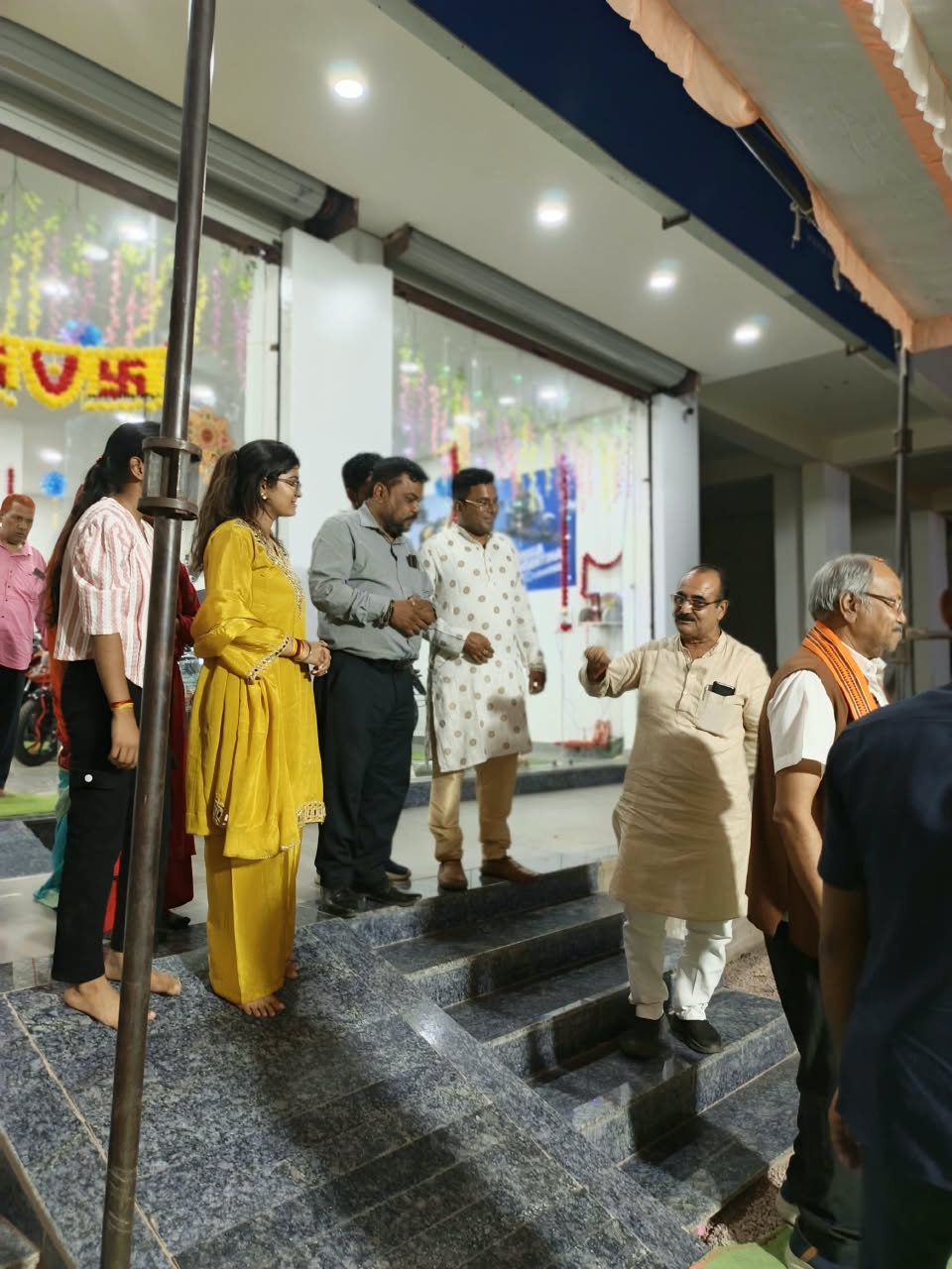 Raipur News, Mahajan Automobiles, Chhattisgarh, Bajaj Showroom Raipur, MP Brijmohan Agarwal, Raipur Rural Assembly MLA Motilal Sahu, Sejbahar, Area Sales Manager of Bajaj Auto Limited Amit Singh, Area Service Manager Vikas Thakur, Dealer Ujjwal Agarwal, Proprietor Yogesh Devangan, Khabargali