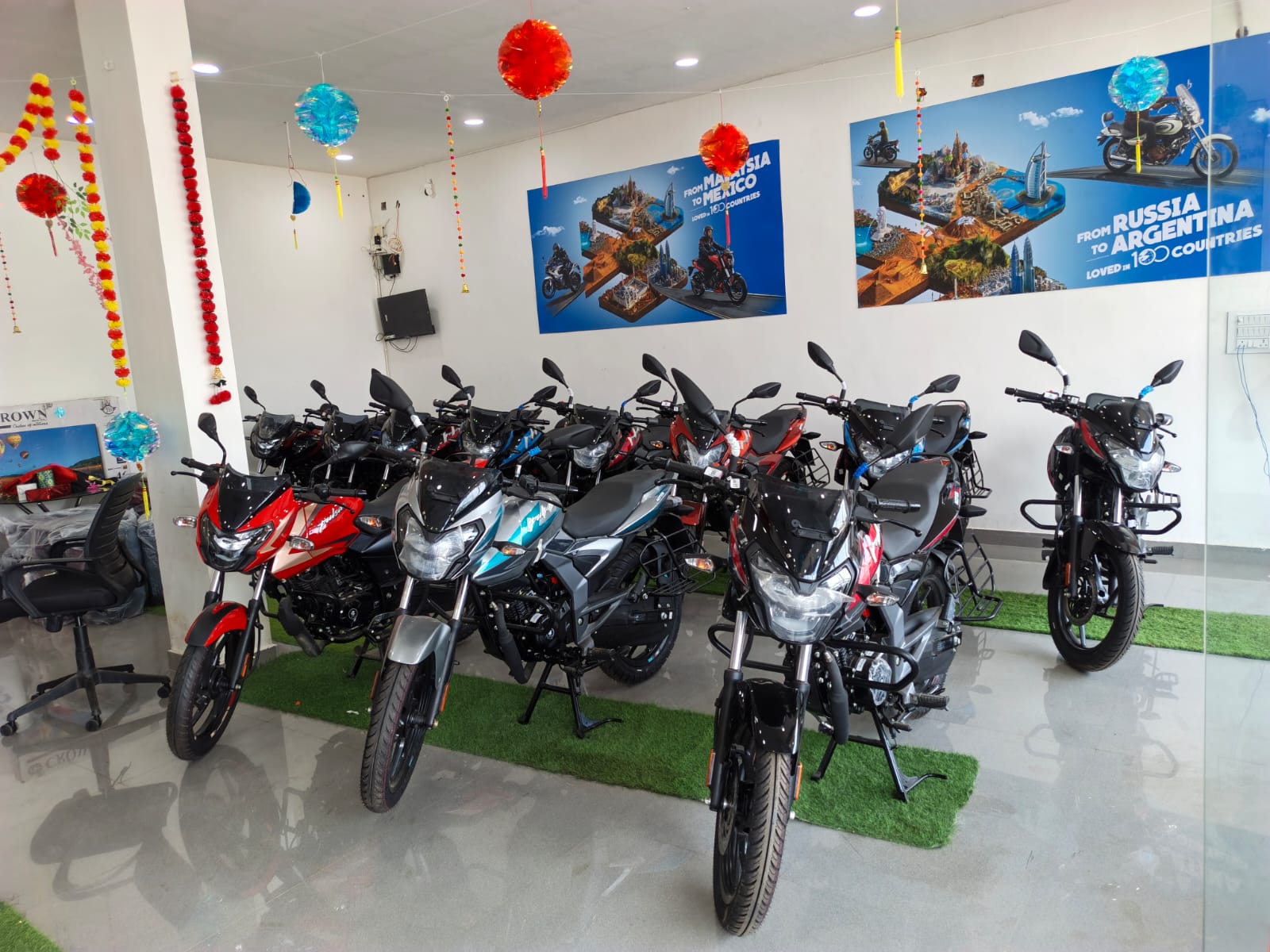 Raipur News, Mahajan Automobiles, Chhattisgarh, Bajaj Showroom Raipur, MP Brijmohan Agarwal, Raipur Rural Assembly MLA Motilal Sahu, Sejbahar, Area Sales Manager of Bajaj Auto Limited Amit Singh, Area Service Manager Vikas Thakur, Dealer Ujjwal Agarwal, Proprietor Yogesh Devangan, Khabargali