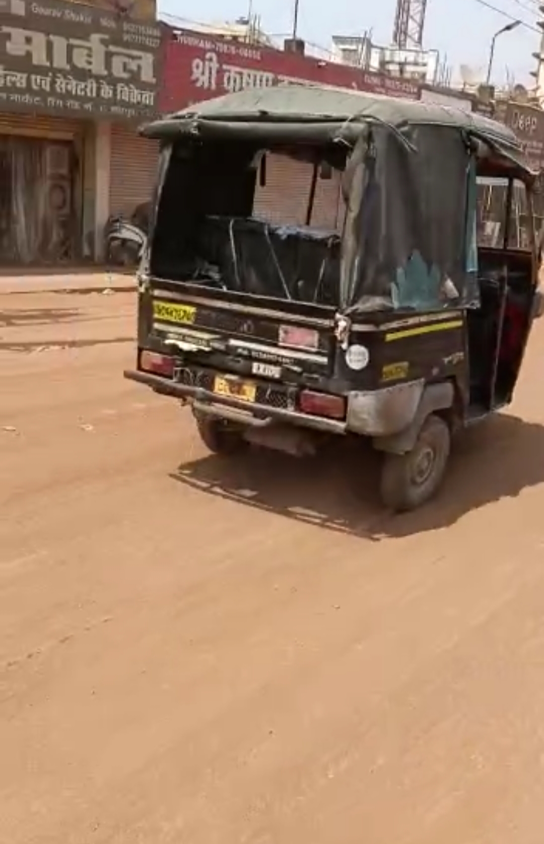 The dust of the excavated road, Tikrapara marble line merchant Halakan, Municipal Corporation, Raipur, Khabargali