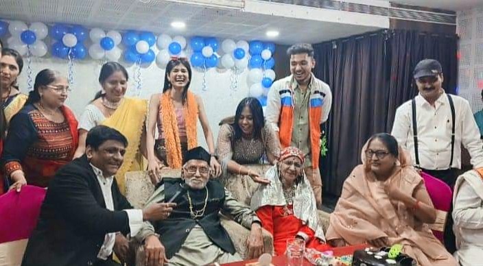 83 years old Mr. Mrityunjay Sharma, Trimbak Sharma, resident of Bhilai, Chhattisgarh, celebrated birthday and Father's Day on film theme,khabargali