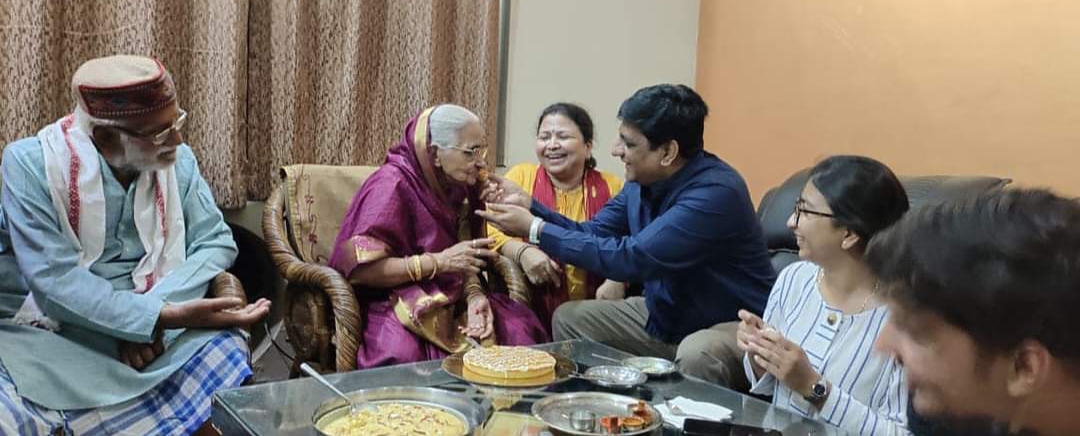 83 years old Mr. Mrityunjay Sharma, Trimbak Sharma, resident of Bhilai, Chhattisgarh, celebrated birthday and Father's Day on film theme,khabargali