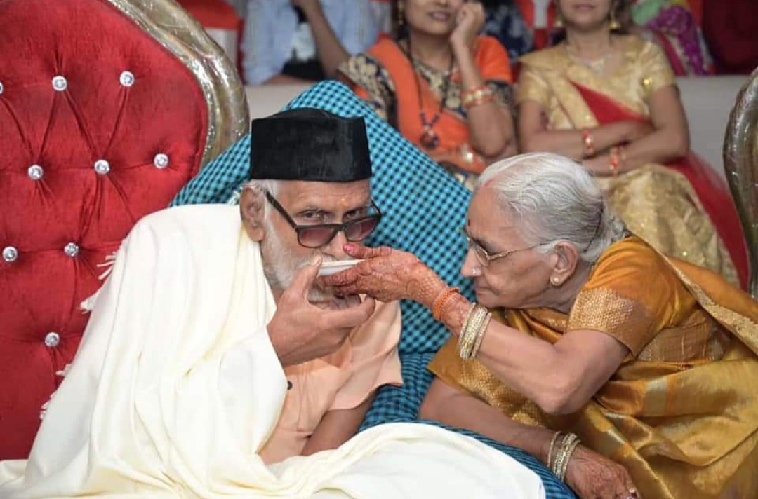 83 years old Mr. Mrityunjay Sharma, Trimbak Sharma, resident of Bhilai, Chhattisgarh, celebrated birthday and Father's Day on film theme,khabargali