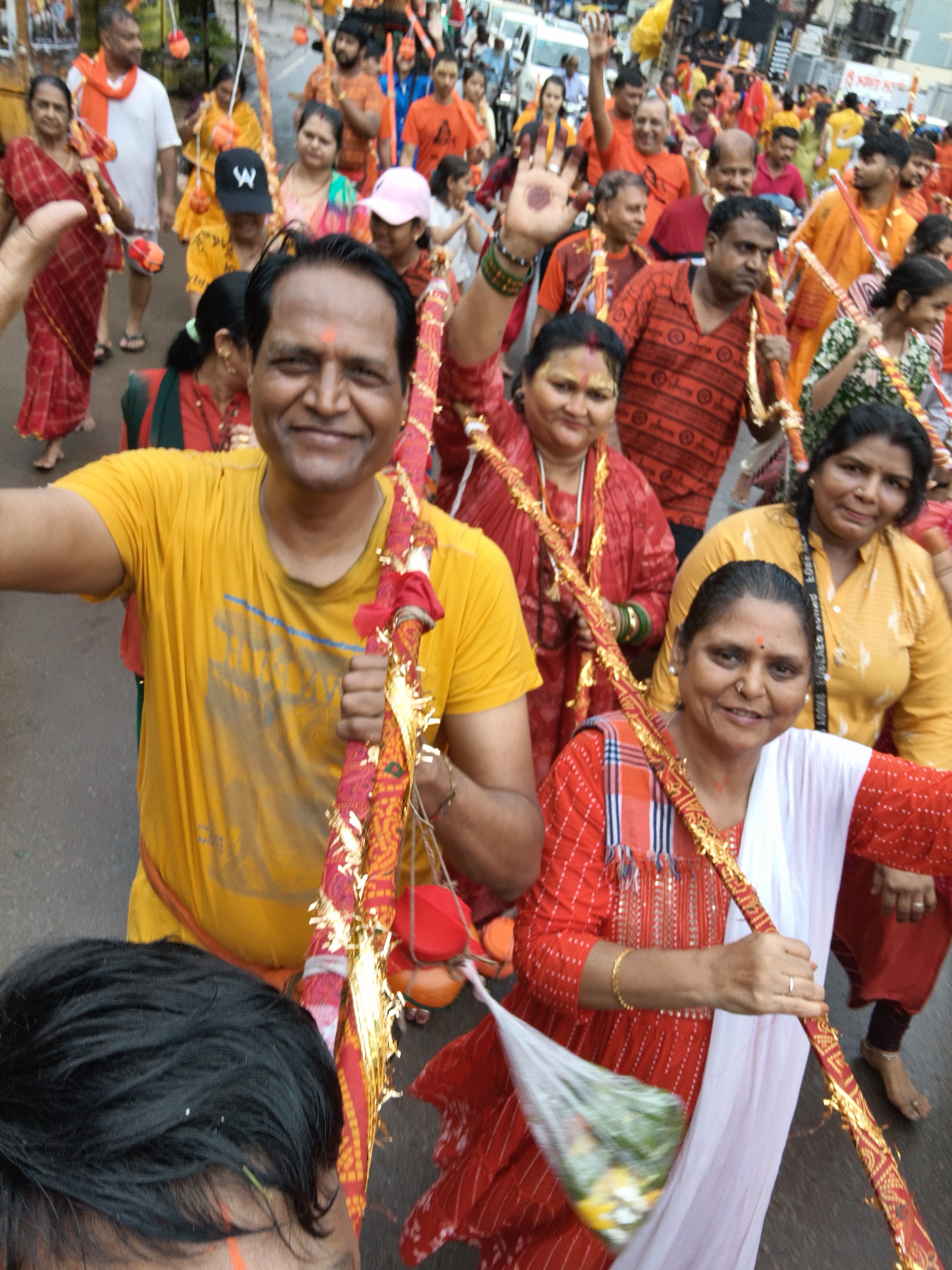 Los devotos de Bhole comenzaron en Gayatri Nagar, Kanwar Yatra comenzaron en Mahadev Ghat, Sales Tax Colony, Pink City, Steel City y Vijay Nagar, Raipur, Chhattisgarh, Khabargali.