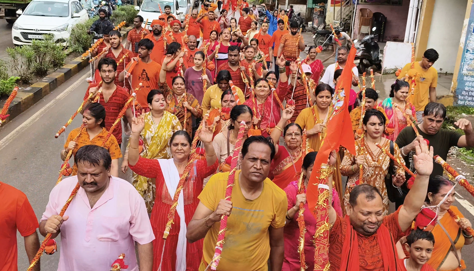 Los devotos de Bhole comenzaron en Gayatri Nagar, Kanwar Yatra comenzaron en Mahadev Ghat, Sales Tax Colony, Pink City, Steel City y Vijay Nagar, Raipur, Chhattisgarh, Khabargali.
