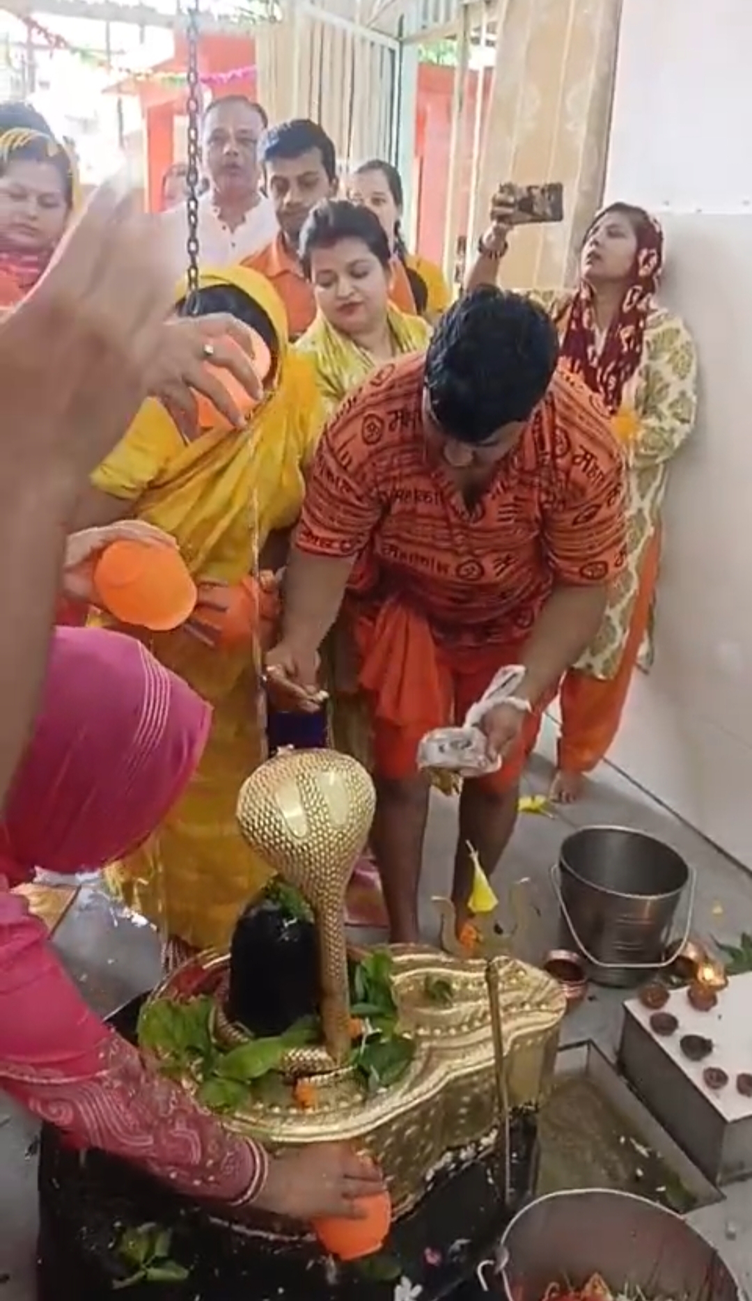 Los devotos de Bhole comenzaron en Gayatri Nagar, Kanwar Yatra comenzaron en Mahadev Ghat, Sales Tax Colony, Pink City, Steel City y Vijay Nagar, Raipur, Chhattisgarh, Khabargali.