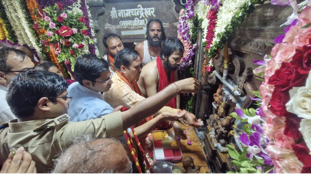 Doors of Nagchandreshwar temple opened at 12 midnight, it opens once a year, thousands of devotees in queue, Ujjain, joy of Nagpanchami in Jyotirling Mahakal temple, Khabargali