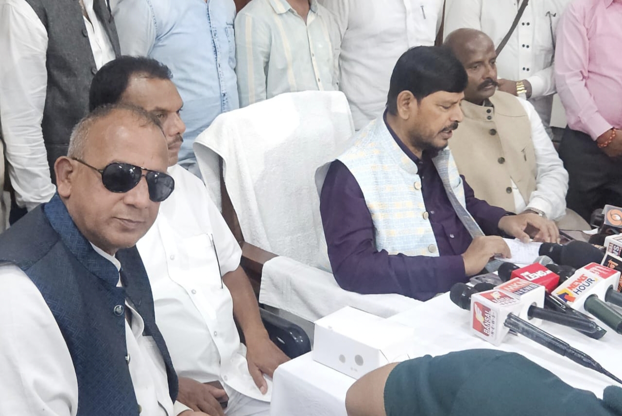 Minister of State for Social Justice and Empowerment Ramdas Athawale reviewed the progress of Chhattisgarh migration schemes, gave guidelines to officials, Raipur, Chhattisgarh, Khabargali