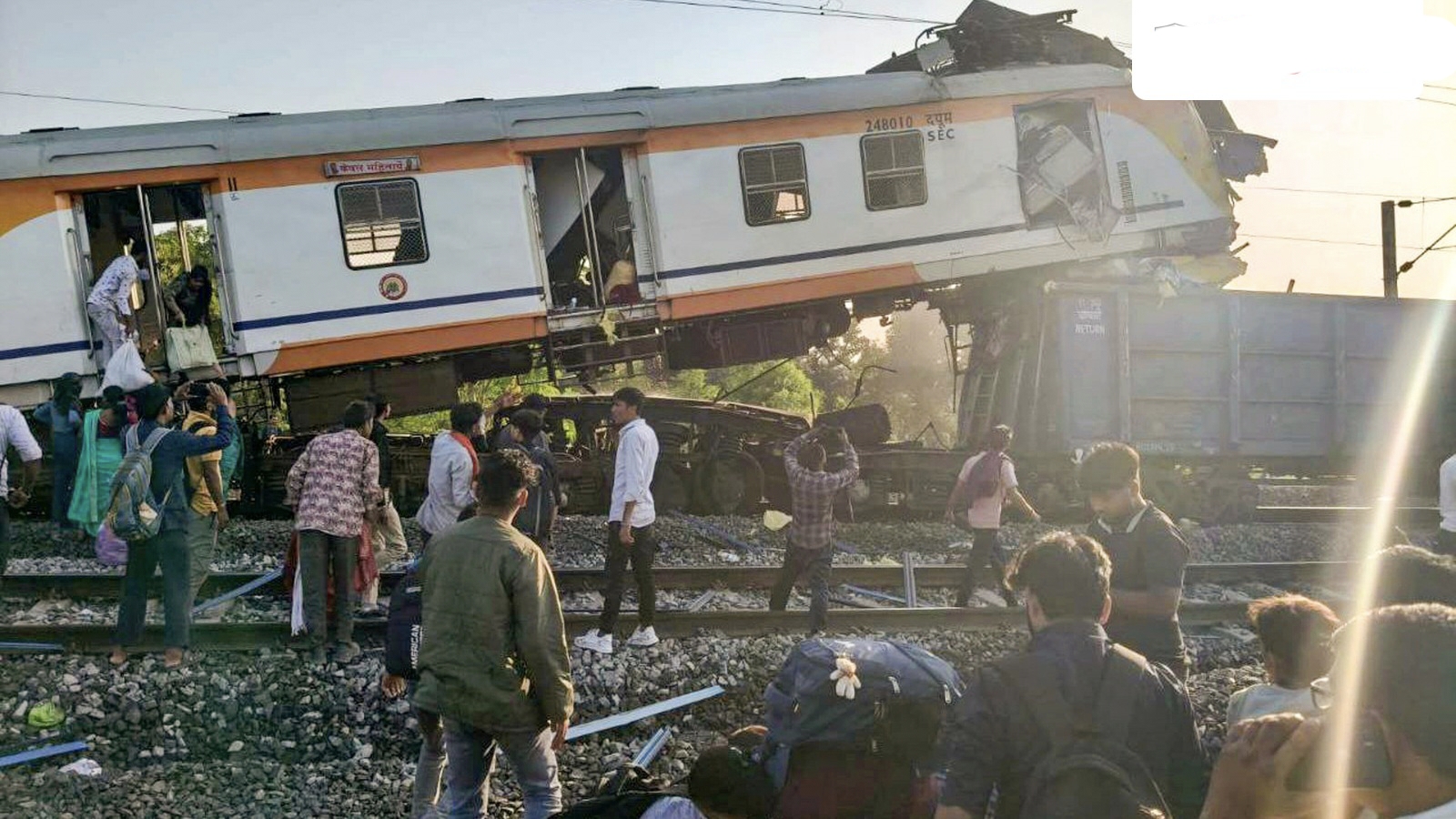 Passenger train runs over goods train in Chhattisgarh, 7 people including loco pilot killed; passengers rescued by cutting bogies with gas cutter; Railways announces compensation, Bilaspur, Khabargali