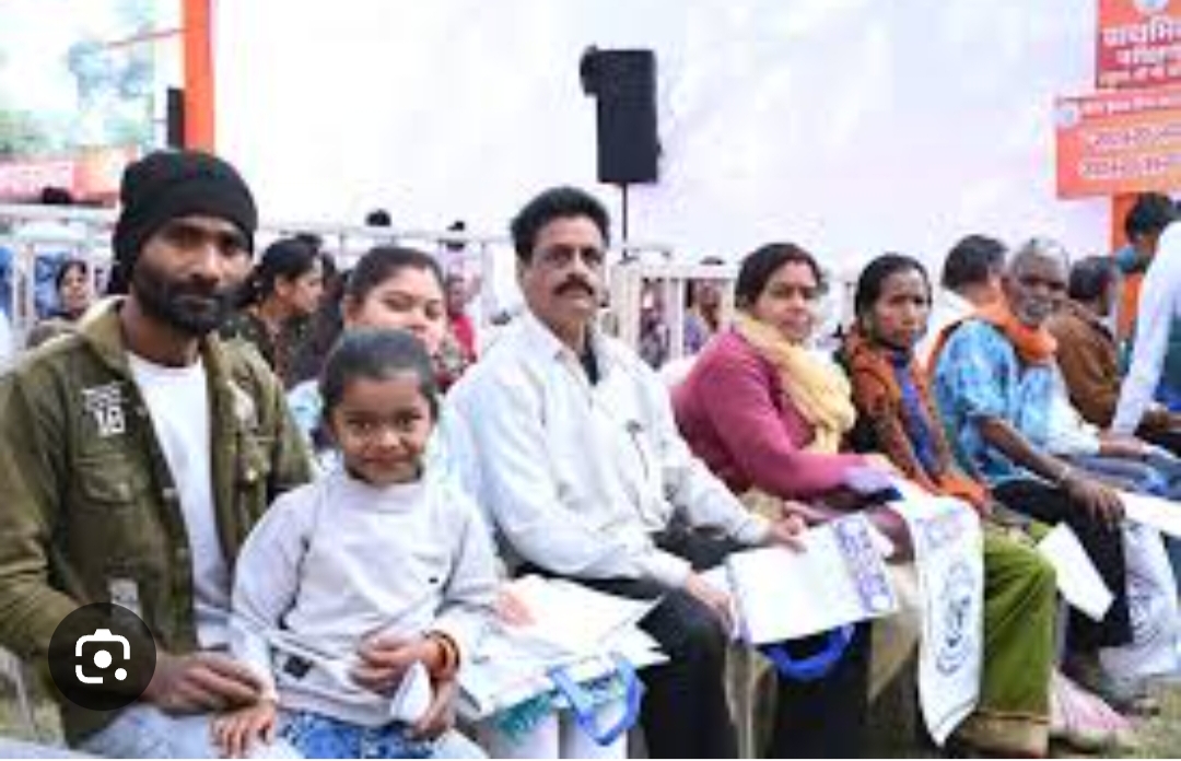 A massive service camp was organized in Raipur, witnessing a huge turnout at the mega health camp organized by Raipur West MLA and former minister Rajesh Munat.  18,000 patients received free treatment.  Food and fruits were also provided free of charge. People from neighboring states also attended.  "Swarna Prashan",an Ayurvedic immunity-boosting treatment for children will be administered to children tomorrow. Raipur, Chhattisgarh, Khabargali