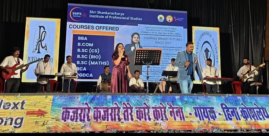 Raipur, the musical gathering came alive in the music festival of 'Mridang', live band of 8 musicians enthralled the audience, singers Ravindra Dutta, Anurag Thakur, Mukesh Fatnani, Prachi Bajpai, Shalu, Rahul Lakhani, Gajendra Verma and Vinay Verma, Managing Director of Vedic News, Chairman of Star Vedic Welfare Foundation Syed Salma, Chhattisgarh, Khabargali