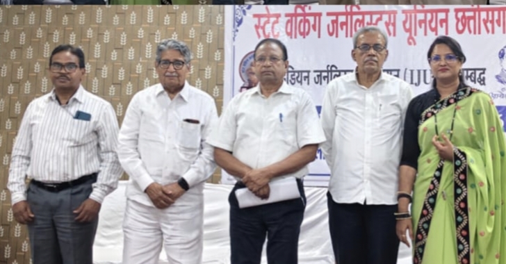 Raipur: Working Journalist Union held a brainstorming session on Ambedkar Jayanti, said- media's role is important in strengthening democracy, 'Constitution is not just a legal text, it is the foundation stone of social justice', eminent personalities gathered in the ideological gathering, office bearers were sworn in, Dr. Sushil Trivedi, Diwakar Muktibodh, P.C. Rath, Ajit Kumar Sharma, Renu Tiwari "Nandi", Krishna Goswami, Shubham Verma, Syed Salma, Ruma Sen Gupta, Santosh Rajput, Jairam Manikpuri, Virendr