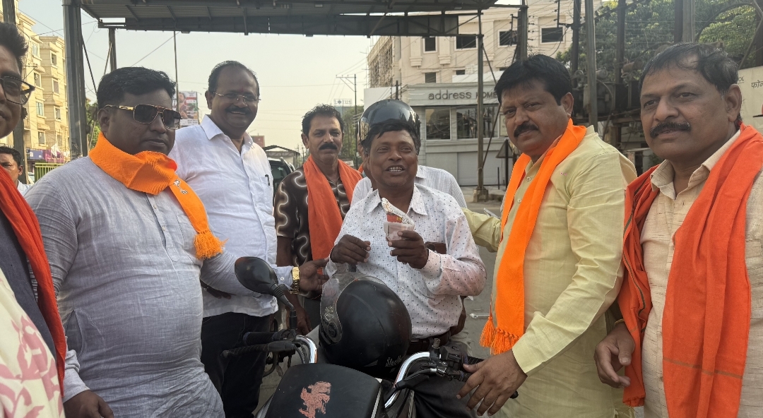 BJP's historic victory in Bengal celebrated in Raipur, Civil Supplies Corporation Chairman Sanjay Srivastava fed 'Jhalmuri' to passersby, credited Modi wave and hard work of workers, Raipur, Chhattisgarh, Khabargali