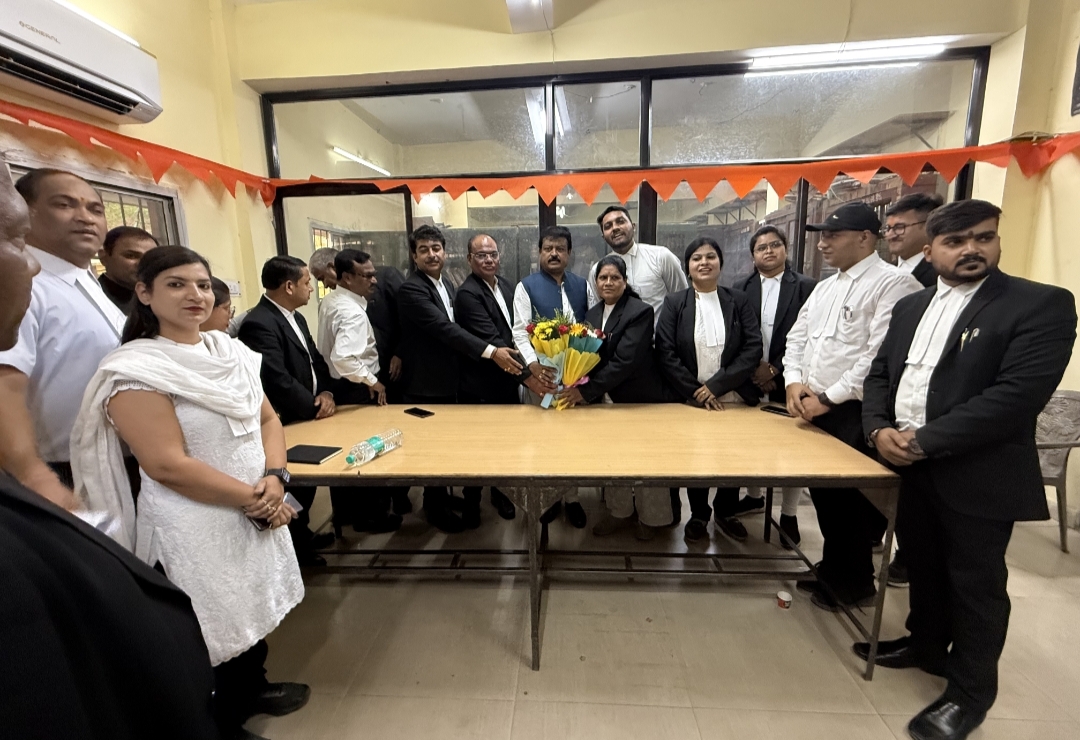 Chairman of Civil Supplies Corporation Sanjay Srivastava reached Raipur District and Sessions Court and congratulated the new executive of the Bar Association, President Dinesh Kumar Devangan, Senior Vice President Mrs. Bharti Rathore, Junior Vice President Suryakant Patskar, Secretary Rakesh Puri, Treasurer Mrs. Rani Laxmi Sahu, Joint Secretary Gunesh Kumar Nirmalkar and Mrs. Neha Rathore, Library Secretary Mahendra Kumar Devangan, Cultural and Sports Secretary Yugeshwar Sahu, Chhattisgarh, Khabargali