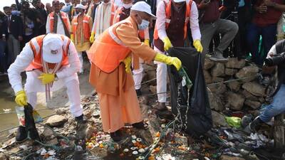 CM Yogi removed garbage from the Ganga river, sat with the sanitation workers and had lunch, announced a bonus of 10 thousand rupees for sanitation workers associated with Maha Kumbh, Prayagraj, Khabargali