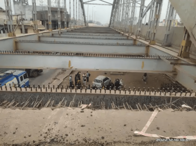 Fatal negligence, moped fell 35 feet below the incomplete overbridge, car, two killed, capital of Chhattisgarh, Kumhari on the forelane between Raipur to Bhilai, flyover, Khabargali