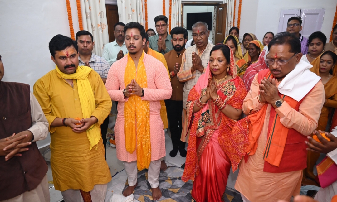 Chief Minister Sai offered prayers before shifting to Civil Line residence in the capital Raipur, Chhattisgarh, Khabargali.