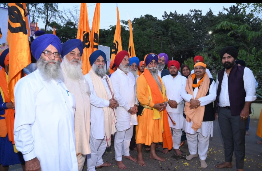 MLA Mishra welcomed Panch Pyaro on Canal Road, MLA Purandar Mishra joined the procession on Guru Gobind Singh Jayanti, Raipur, Chhattisgarh, Khabargali