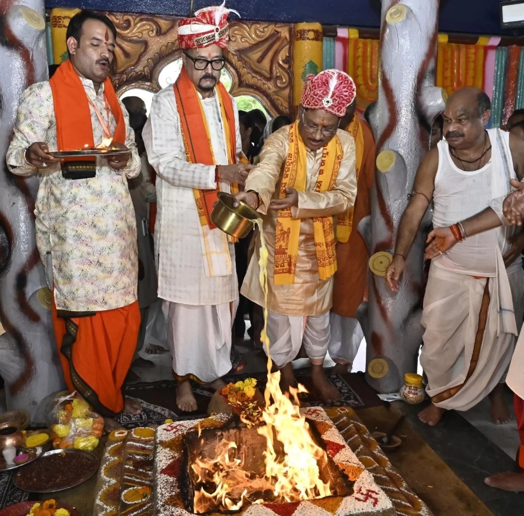 Governor and Chief Minister attended the Rath Yatra festival... After performing the ritual of Chharaphara, they sought blessings for the people of the state, a huge crowd of devotees gathered at the Jagannath temple located in Gayatri Nagar Raipur, Chhattisgarh, Khabargali