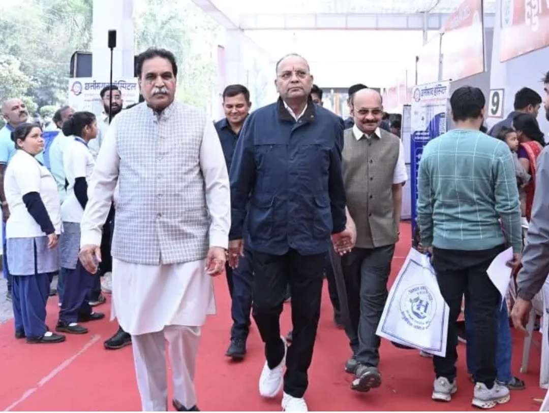 A massive service camp was organized in Raipur, witnessing a huge turnout at the mega health camp organized by Raipur West MLA and former minister Rajesh Munat.  18,000 patients received free treatment.  Food and fruits were also provided free of charge. People from neighboring states also attended.  "Swarna Prashan",an Ayurvedic immunity-boosting treatment for children will be administered to children tomorrow. Raipur, Chhattisgarh, Khabargali