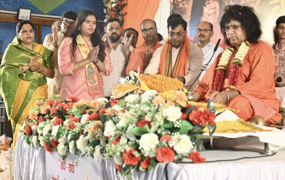 A wave of devotion in Raipur: Devotees were mesmerized listening to the character of Kevat from the mouth of renowned Kathavachas and supreme cow devotee Pujya Acharya Shri Kaushik Ji Maharaj who had come from Vrindavan, three-day Lord Shri Ram and Shri Kevat character story organized in the Sri Jagannath Temple auditorium located in Gayatri Nagar under the aegis of Surabhi Janjagran Seva Samiti, coordinator Ajay Bhagat, Chhattisgarh, Khabargali