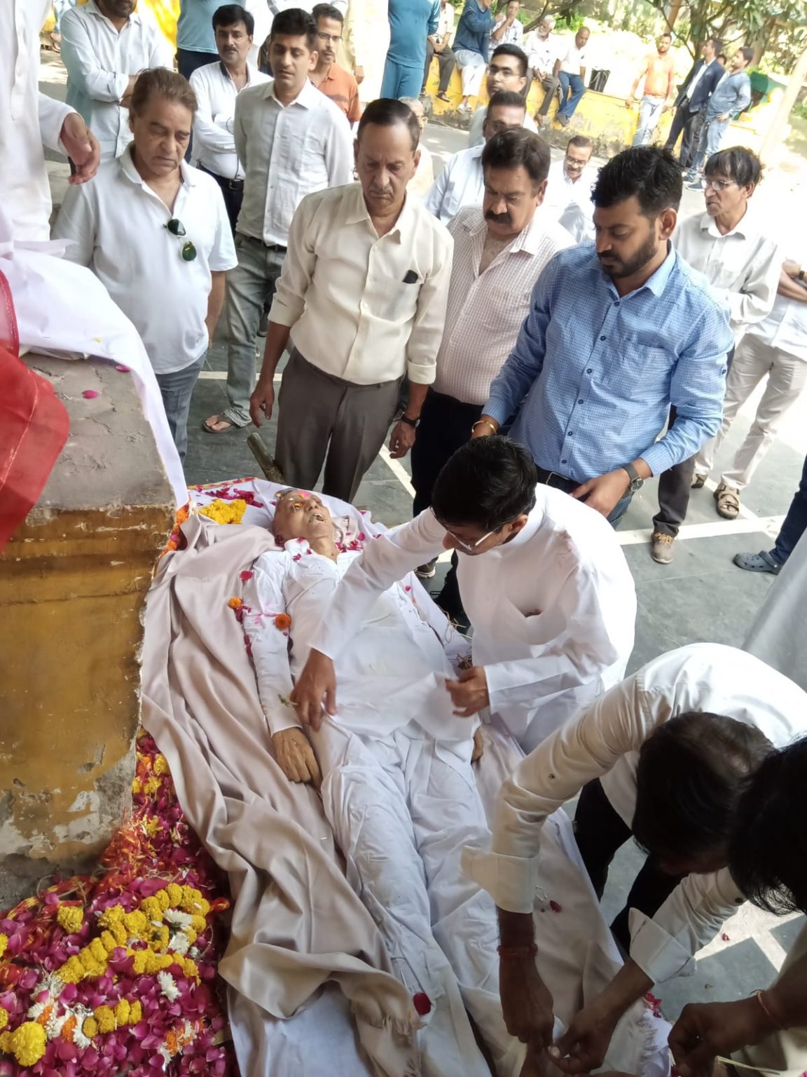 Farewell given with old eyes, eminent journalist, Ramesh Nayar, merged in Panchatattva, research bench, last journey, Raipur, Chhattisgarh, Khabargali