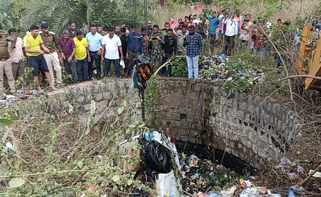 Painful accident, car fell into a well adjacent to the road, Kanker to Kondagaon, over speeding, Tapan Sarkar, Revenue Supervisor, Accident, Negligence of road construction agencies, Chhattisgarh, Khabargali