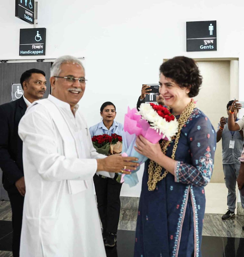 85th National Convention of Congress, Flower Shower, Rose Carpet, Priyanka Gandhi, Mayor Ejaz Dhebar, Raipur, Chhattisgarh, News, khabargali