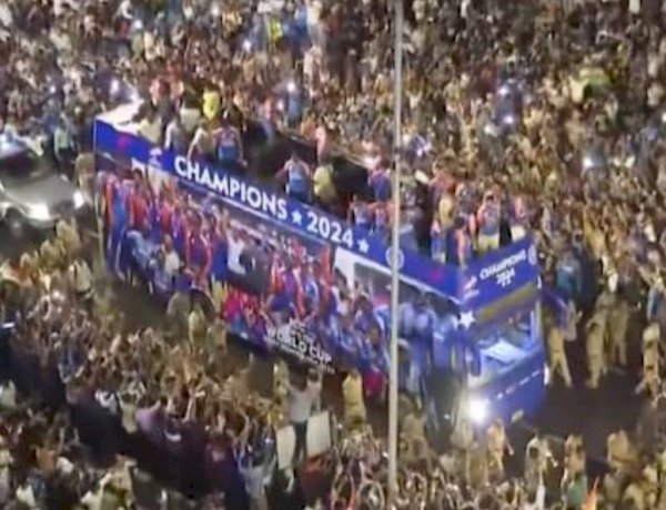 Team India met the Prime Minister and handed over the trophy, a huge crowd gathered at Marine Drive in Mumbai to welcome their champions, Khabargali