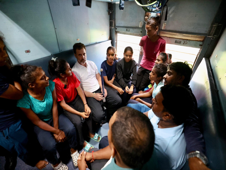 Sitting in a sleeper coach, Rahul traveled to Raipur, launched Chhattisgarh Rural Housing Justice Scheme in Bilaspur, Chief Minister Bhupesh Baghel, Chhattisgarh, Khabargali