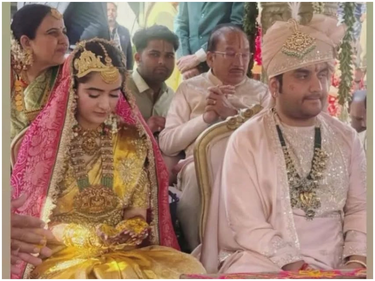 Jai Jai Indresh Upadhyay tied the knot of marriage, took seven rounds with Shipra Sharma of Haryana, Jaipur, Vrindavan, Brij, Krishna, Radhe, Govardhan, Gopi, Ashtanidhi, Mother Cow, Mother Yashoda, Mother Devaki, Nand Baba, Vasudev Ji, Vrishbhanu Ji, Mother Kirti, Eight Friends, Eight Friends, Govardhan, Yamuna Ji, Mathura, Khabargali