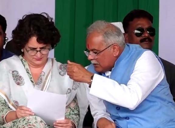 National General Secretary of Congress Priyanka Gandhi, an election rally in Jalbandha village of Khairagarh assembly constituency, now Rs 500 subsidy on gas cylinder, promise of two hundred units of free electricity, Congress, Assembly Elections, Chhattisgarh, Khabargali