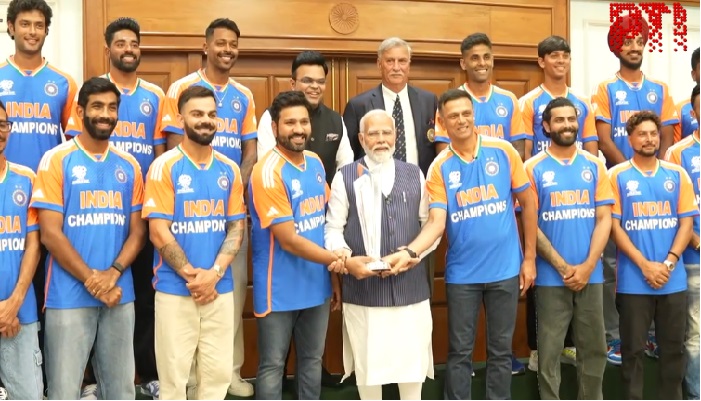 Team India met the Prime Minister and handed over the trophy, a huge crowd gathered at Marine Drive in Mumbai to welcome their champions, Khabargali