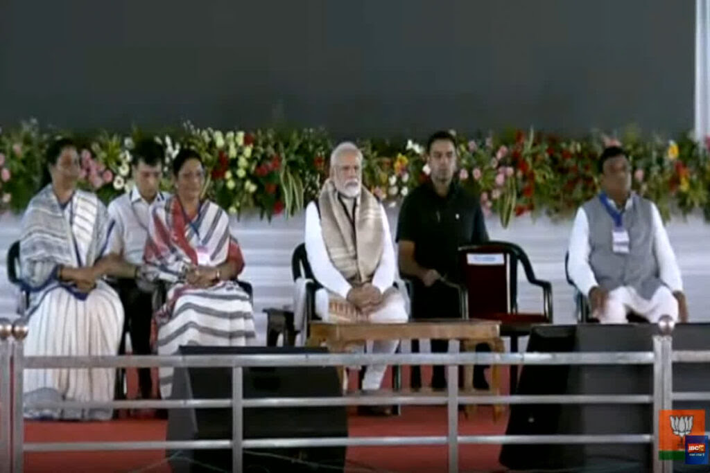 PM Narendra Modi roared in Raigarh, Chhattisgarh is like a power house for me, will protect the forests and land and also develop infrastructure, dedicated railway projects worth Rs 6350 crore to the nation.. Critical care blocks with 50 beds in nine districts. ' Also laid the foundation stone, Chhattisgarh, Khabargali