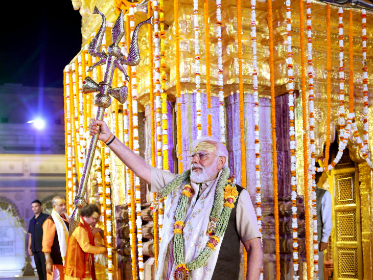 PM Modi filed his nomination papers after taking permission and blessings from Kashi's Kotwal Kaal Bhairav, Prime Minister Narendra Modi Lok Sabha Elections-2024, 251 Sanskrit students chanted Vedic mantras for a long time and blew 101 conches and blessed the PM with Vijayi Bhava:, Varanasi, the entire social engineering hidden in 4 proposers, Khabargali