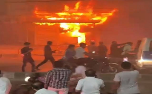 A massive fire broke out in Gol Bazaar, four shops were burnt to ashes, causing panic. Hindi news big News latest news khabargali 