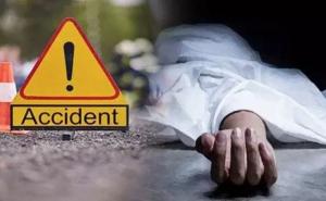 Accident in Raipur's DD Nagar: Car drags bike for 200 meters, husband killed, wife and son injured Big news latest News khabargali 