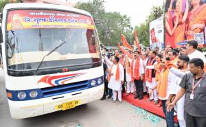 Free bus service for devotees during Navratri; four buses flagged off for Maa Bambleshwari darshan Chhattisgarh News latest News hindi news khabargali 