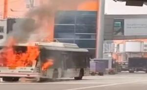 A major accident occurred at the airport, as a ground service bus parked near an aircraft at Terminal 3 caught fire. Hindi latest News big News khabargali 