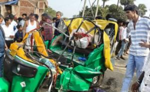 Truck and auto-rickshaw collide, five people killed, bodies retrieved using JCB hindi News latest News khabargali 