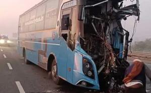 A heartbreaking accident: a bus collided with a truck, resulting in the tragic death of two people, and widespread outcry. Hindi latest News khabargali 