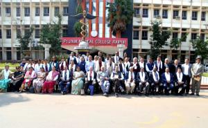 Through the windows of memory, The first 'Alumni Meet' of the Ophthalmology Department of PT JNM Medical College concludes, bringing together leading experts from India and abroad.  A reunion of former students of the Ophthalmology Department of Raipur Medical College, where teachers were honored. Department Head Dr. Nidhi Pandey, Raipur, Chhattisgarh, Khabargali